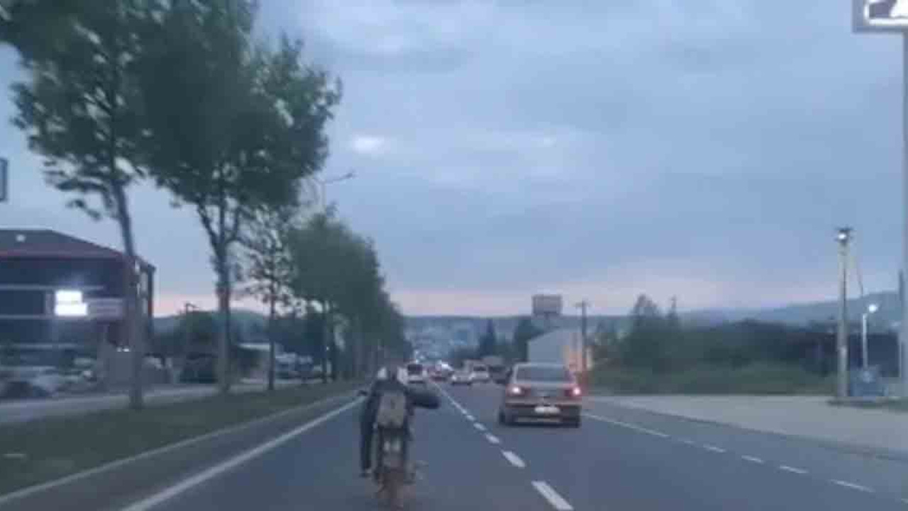Düzce'de motosikleti yatarak kullanan kişi görenleri hayrete düşürdü