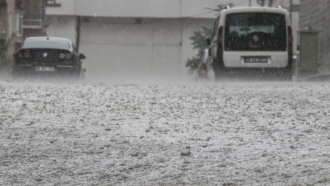 Ankara'da sağanak yağış hayatı olumsuz etkiledi