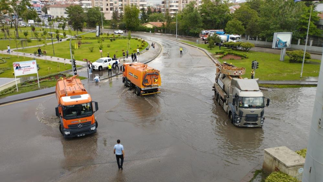 Keçiören'de sağanak hayatı felç etti!