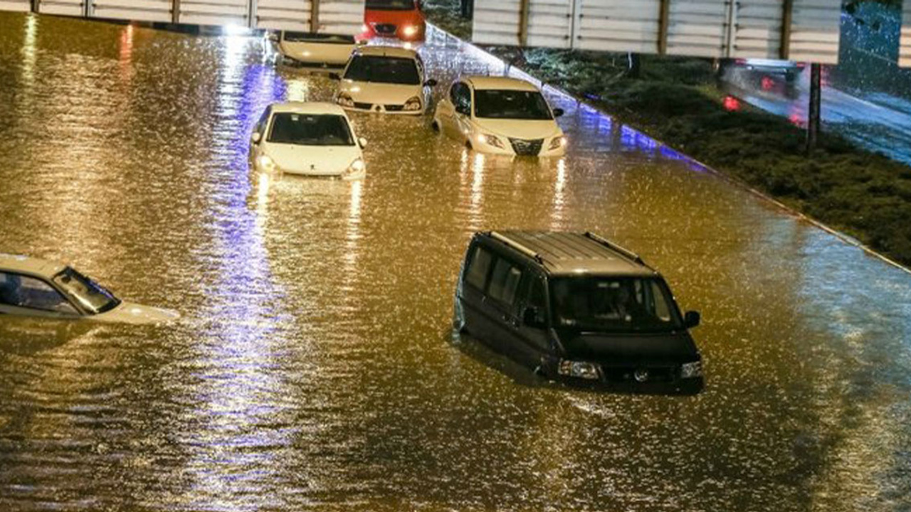 Ankara'da şiddetli yağış ve dolu hayatı felç etti