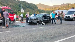 Giresun’da minibüs ile otomobil kafa kafaya çarpıştı: 1 ölü, 2 yaralı