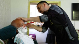 Köy köy dolaşıp engelli vatandaşların saçlarını ücretsiz kesiyor!