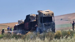 Patates yüklü TIR hareket halindeyken yandı