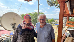 Ankara Kızılcahamam’da yaşlı çift oğullarının mezarını terk edemediler