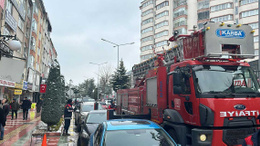 Yozgat Belediyesi, buz kütlelerini temizleyerek olası tehlikeleri önlüyor