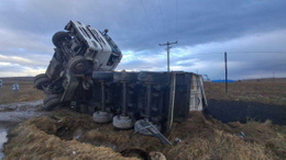 Çorum-Yozgat kara yolunda iki TIR'ın devrilmesi sonucu 2 kişi yaralandı