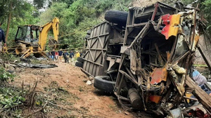 Meksika'da kaza! Otobüs şarampole yuvarlandı