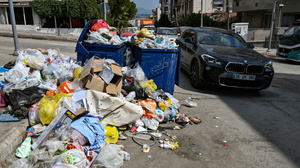 İzmir Buca'da belediye çalışanları iş bıraktı: Çöpler toplanmadı