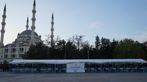 Kırıkkale'de vatandaşlar ilk orucunu iftar çadırında açtı