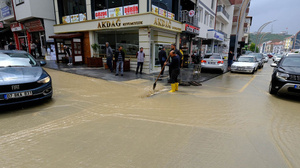 Akdağmadeni'ni sel vurdu, esnaf çileden çıktı