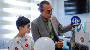 Erdal Beşikçioğlu, sünnet olan çocukları ziyaret etti