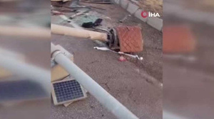 Elmadağ'da bir araç elektrik direğine çarptı