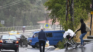 Yenimahalle'de minibüs kayalıklara çarptı