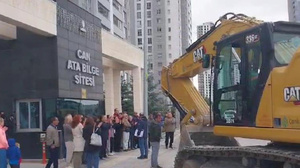 Çankaya Belediyesinin iş makinası sitenin kapısına dayandı, olanlar oldu!