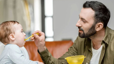 6 aydan büyük bebeklerin beslenmesi nasıl olmalı? Bebekler ek gıda döneminde hangi besinleri tüketmeli?