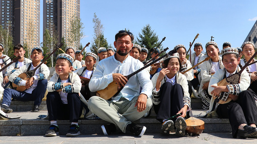 Kazak sanatçı yüzlerce çocuğa dombra çalmayı öğretti