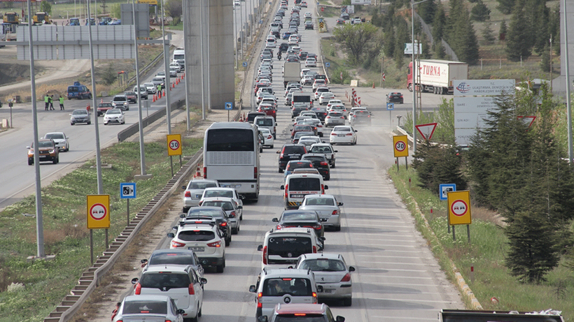 Tatilciler konvoy oluşturdu! Kırıkkale-Ankara kara yolunda trafik yoğunluğu!