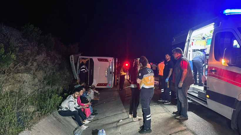 Öğrenci servisi şarampole uçtu: 25 yaralı