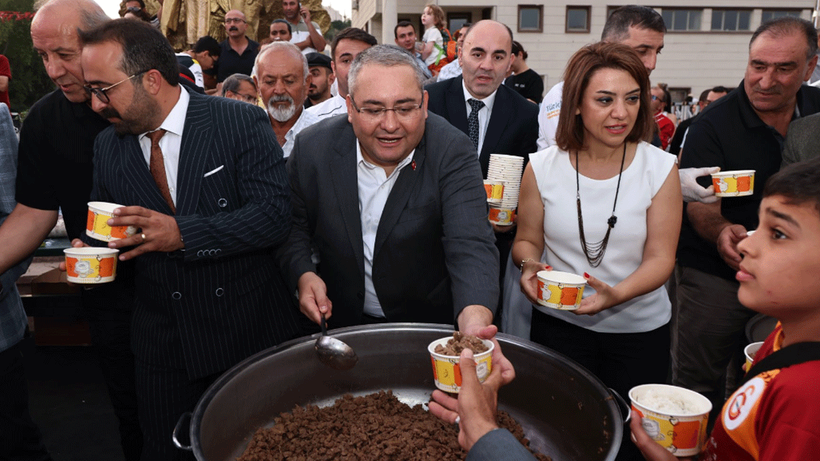 Keçiören Belediyesinden vatandaşlara aşure ikramı