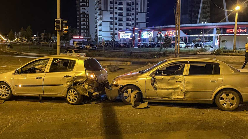Diyarbakır'da 3 otomobilin karıştığı zincirleme kazada 7 kişi yaralandı