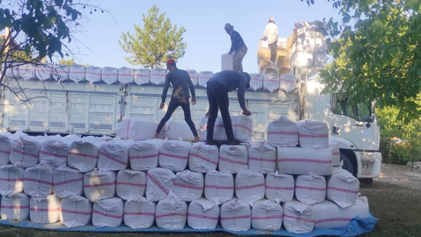 Ekmeklerini saman yükleyerek kazanıyorlar