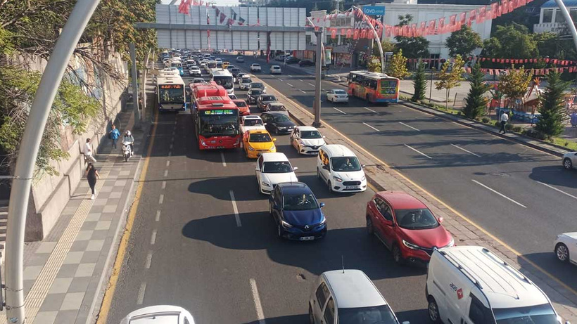 Okulların açılmasıyla Ankara trafiği felç oldu