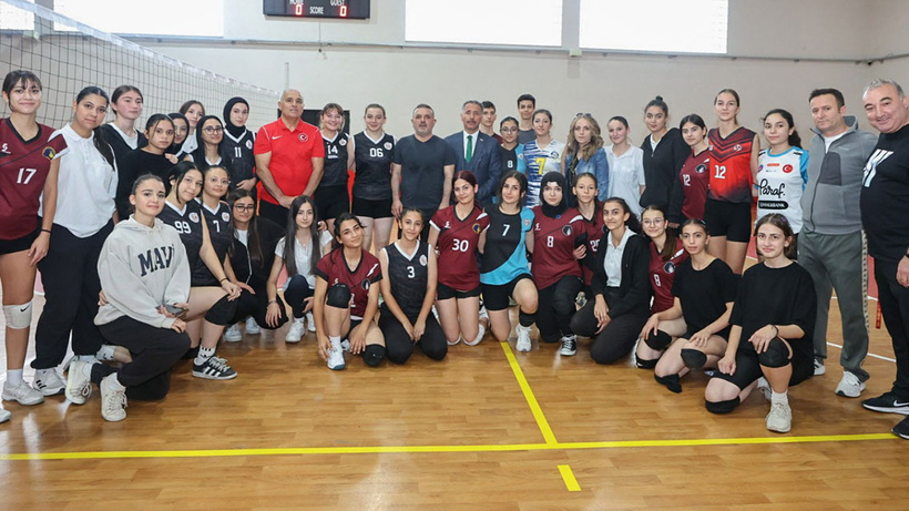 Sincan Belediye Başkanı Murat Ercan gençlerle voleybol maçı yaptı