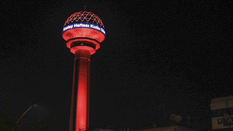 Ankara'nın sembol yapıları kırmızıya büründü