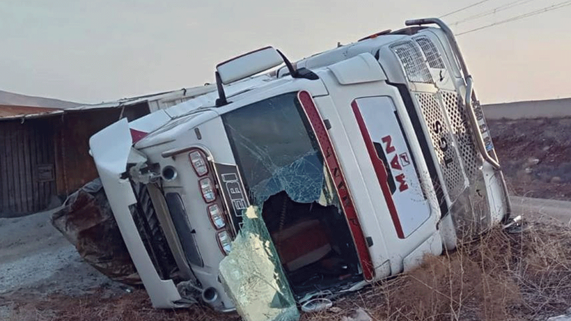 Kırıkkale'de tuz yüklü TIR şarampole devrildi!