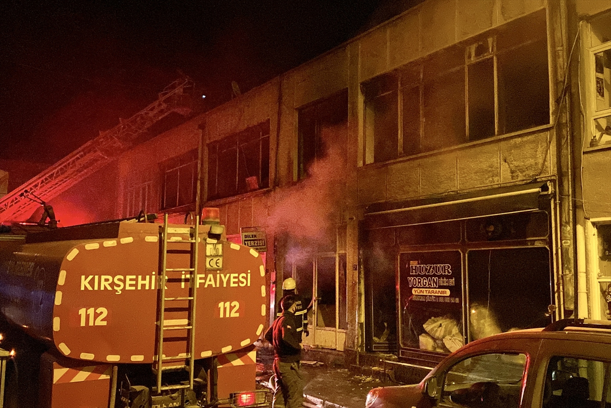 Kırşehir'de iş hanında yangın çıktı