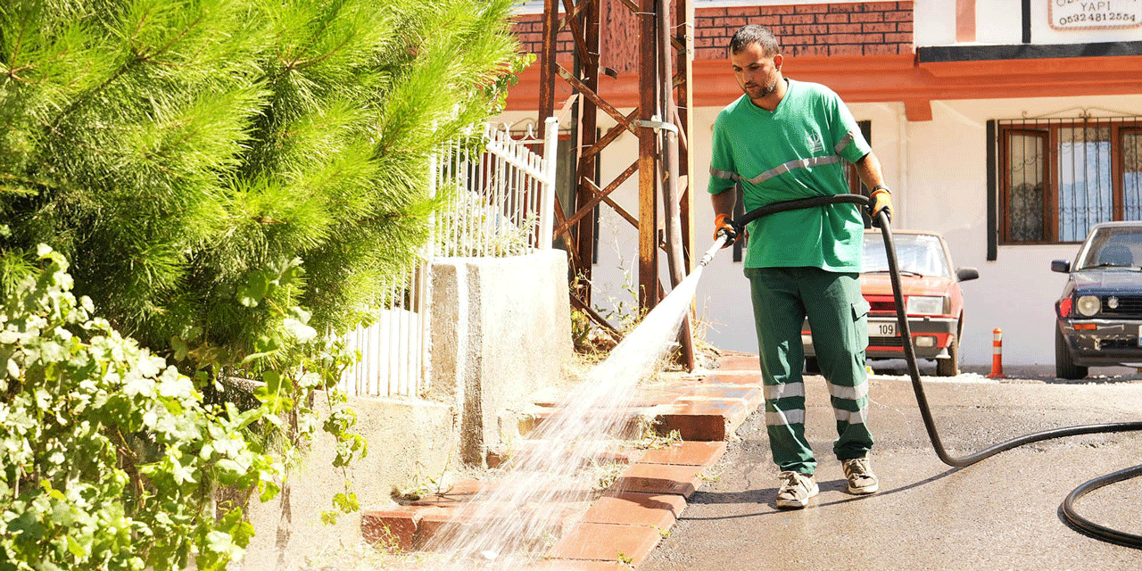 Keçiören'de gündüz sokaklar gece parklar yıkanıyor