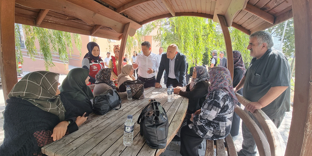 Kızılcahamam Kaymakamı Mehmetbeyoğlu ve Süleyman Acar'dan yangından etkilenen vatandaşlara ziyaret