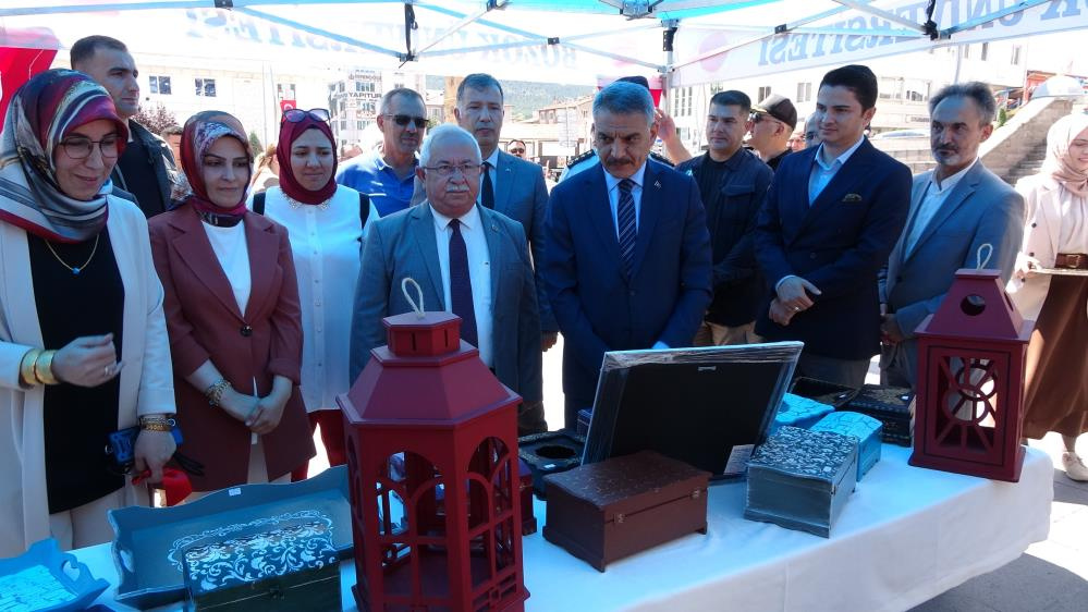 Yozgat'ta ADEM kursiyerlerinin el emeği ürünleri sergilendi