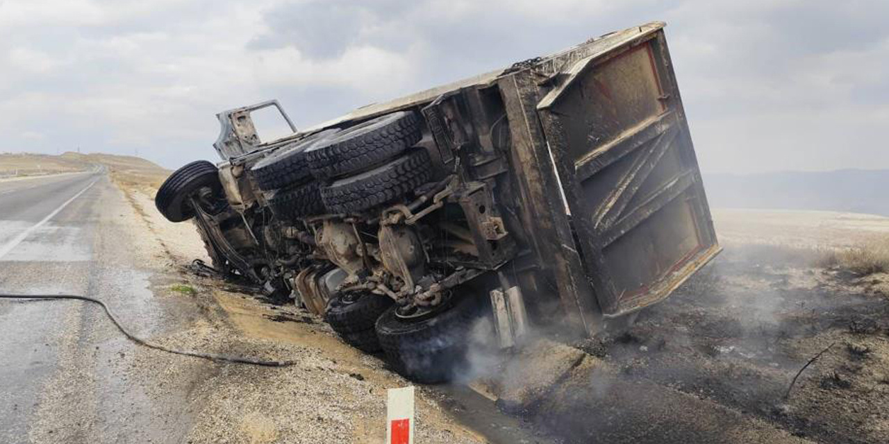 Kırıkkale'de tekeri kopan kamyondan çıkan kıvılcımlar yangına neden oldu