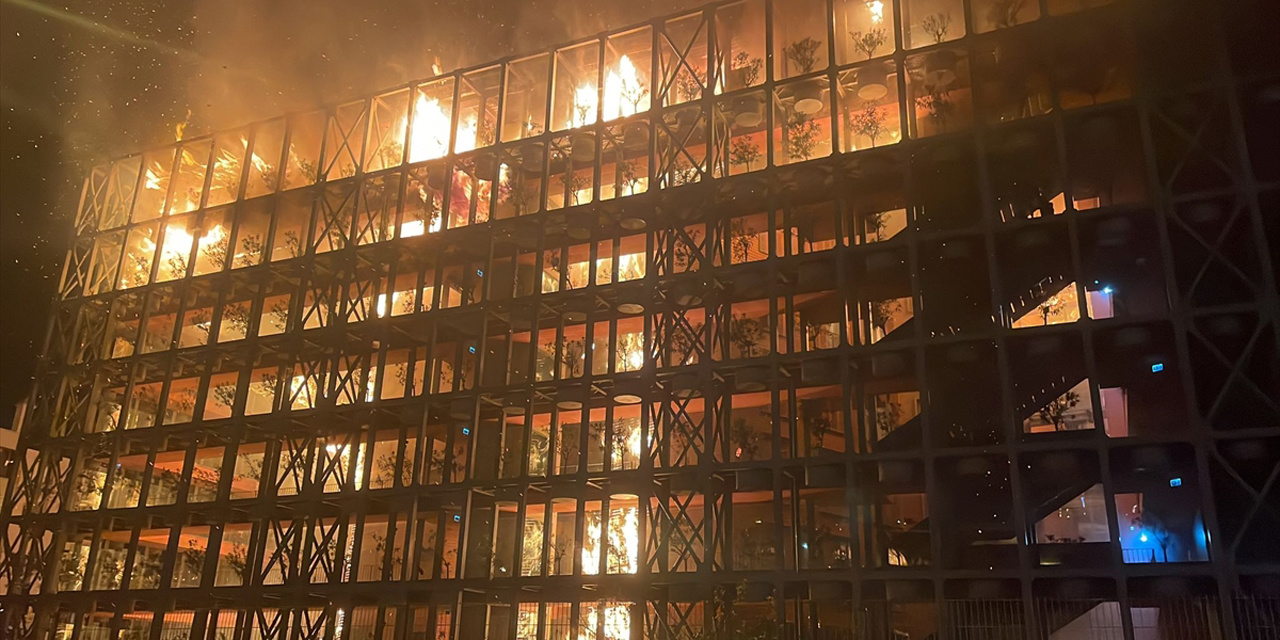 İzmir Narlıdere'de yangın: Ekipler yangına müdahale ediyor