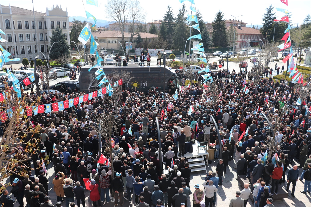 iyi-parti-genel-baskani-aksener-boluda-konustu-2.jpg