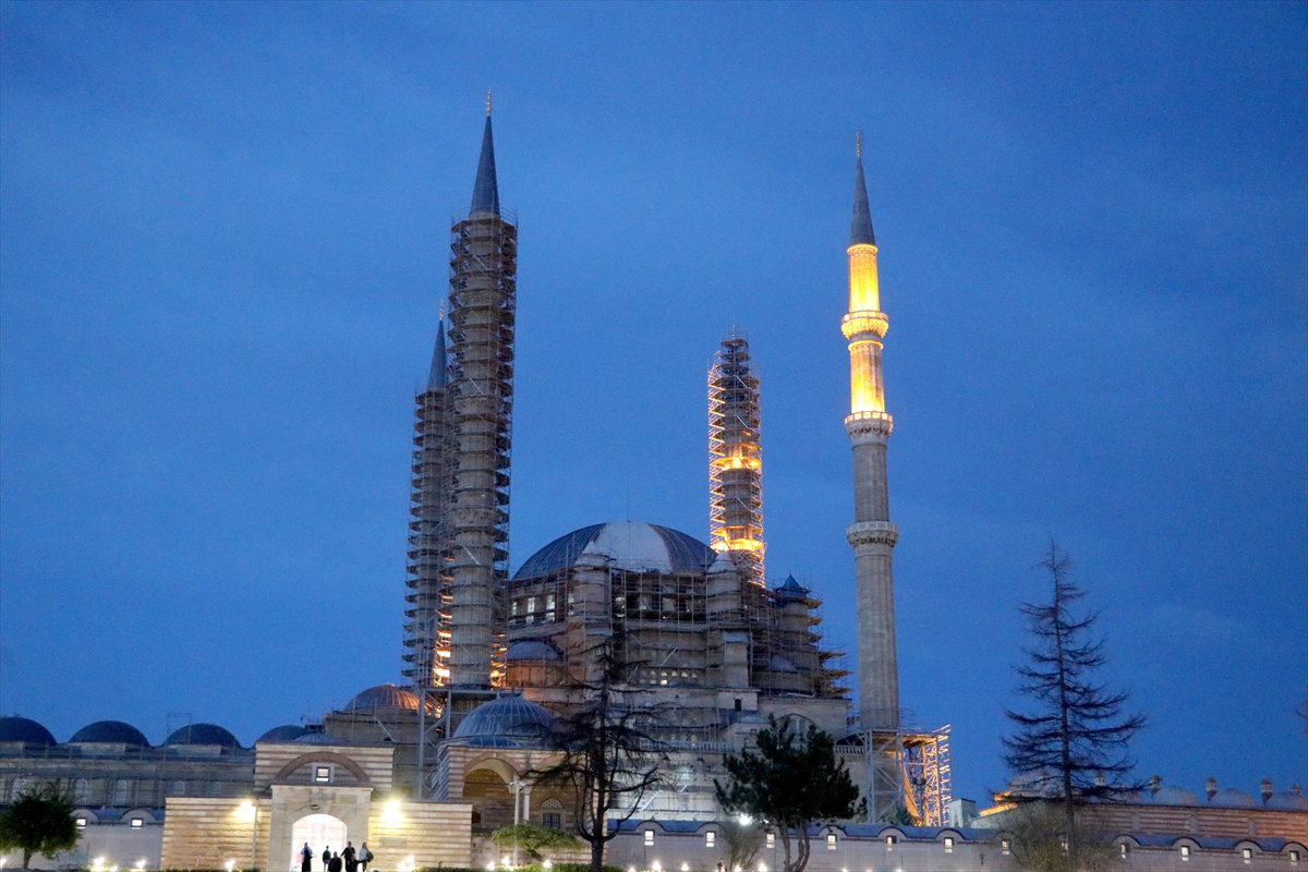 1-kadir-gecesi-icin-edirneye-gelen-bati-trakyali-soydaslar-selimiye-camisi-bahcesinde-iftar-yapti.jpg