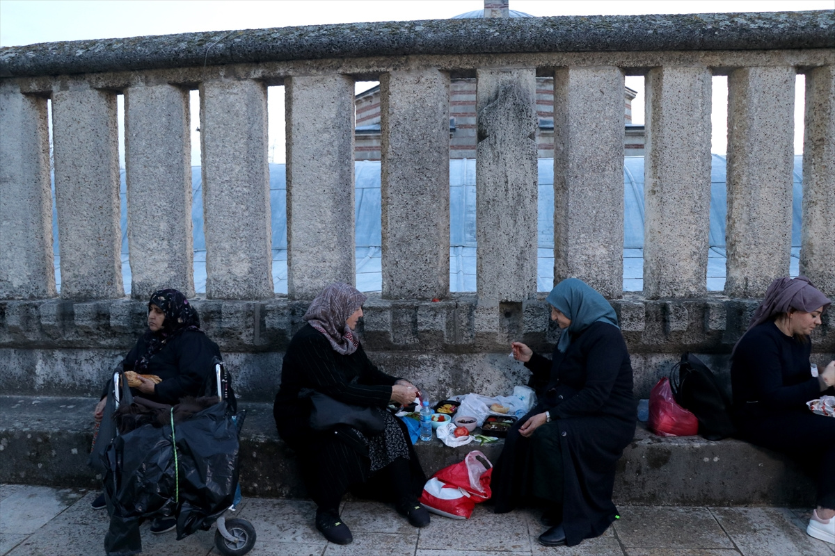 kadir-gecesi-icin-edirneye-gelen-bati-trakyali-soydaslar-selimiye-camisi-bahcesinde-iftar-yapti-2.jpg