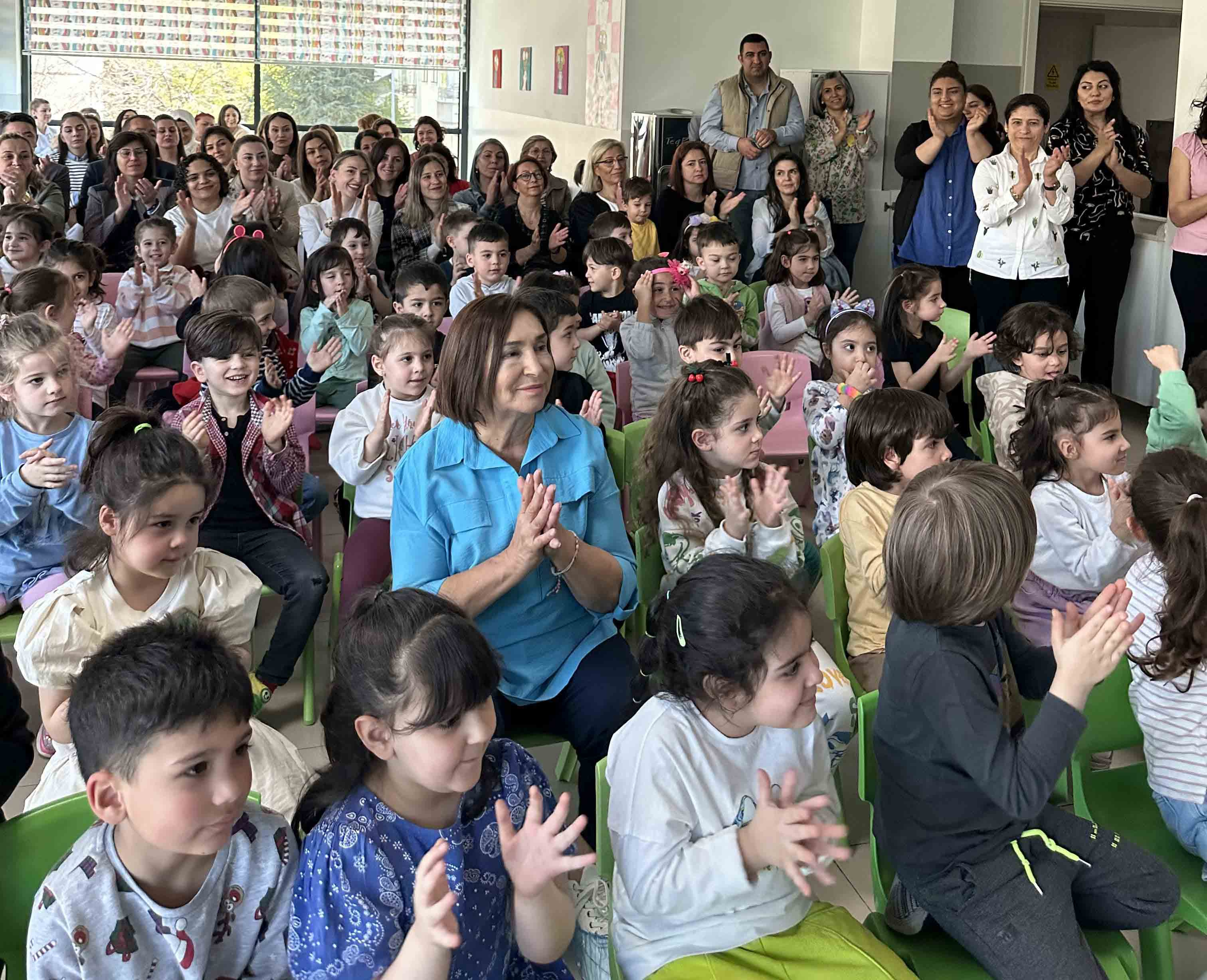 2023-05-02-kresler-masal-kalesi-selvi-kilicdaroglu-ziyareti-3.jpg