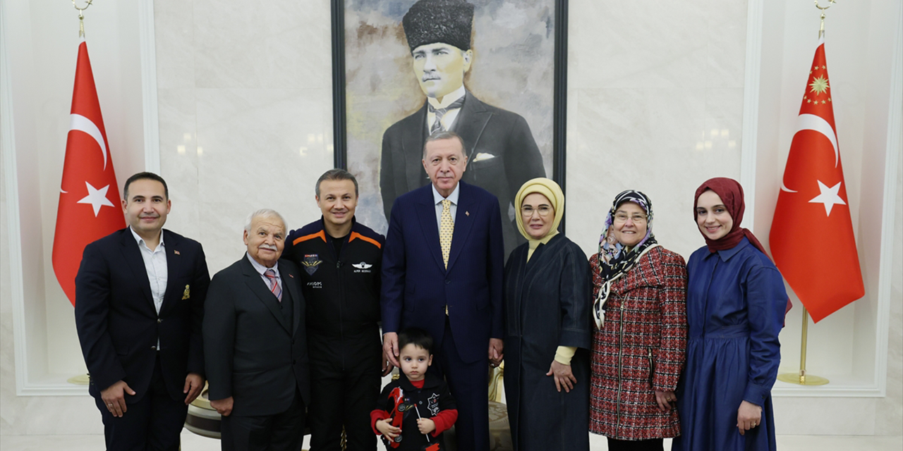 aa-20240212-33684860-33684859-cumhurbaskani-erdogan-turkiyenin-ilk-astronotu-gezeravciyi-kabul-etti.png