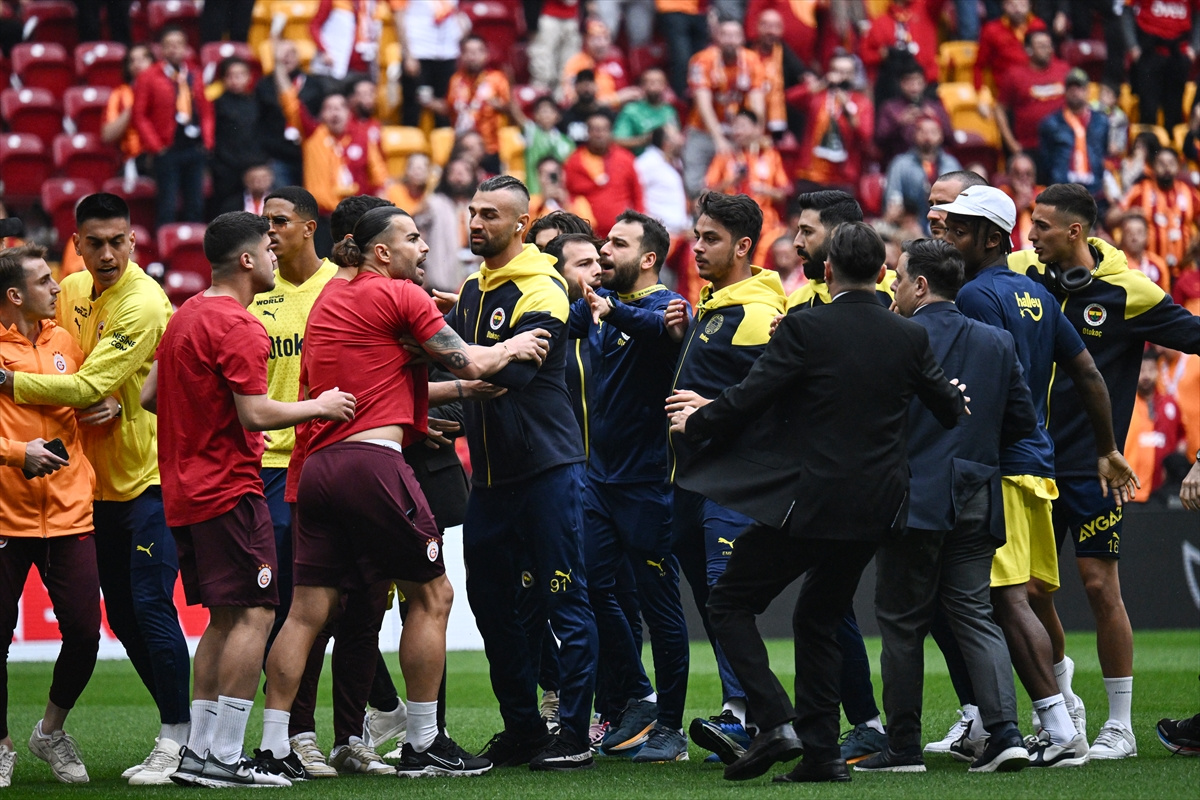 aa-20240519-34615859-34615853-galatasarayfenerbahce-derbisi-oncesi-futbolcular-arasinda-gerginlik-cikti.jpg