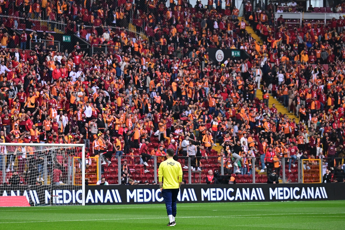 aa-20240519-34615936-34615926-galatasarayfenerbahce-derbisi-oncesi-futbolcular-arasinda-gerginlik-cikti.jpg