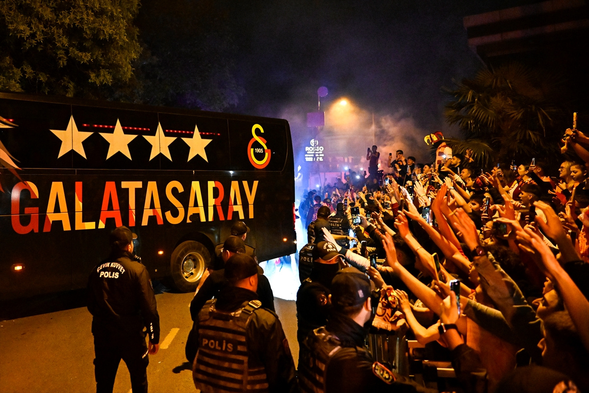 aa-20240519-34619958-34619954-galatasarayli-taraftarlar-fenerbahce-maglubiyeti-sonrasi-takimi-floryada-karsiladi.jpg