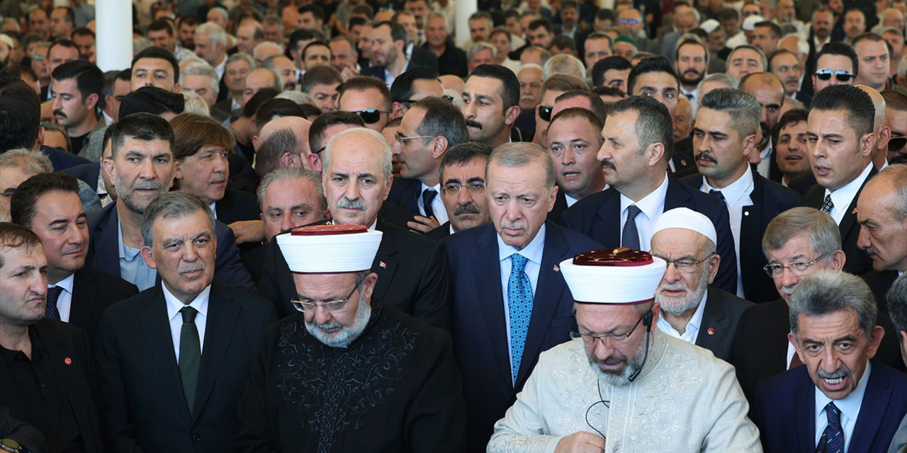 aa-20241008-35856558-35856553-cumhurbaskani-erdogan-recai-kutanin-cenaze-torenine-katildi.jpg