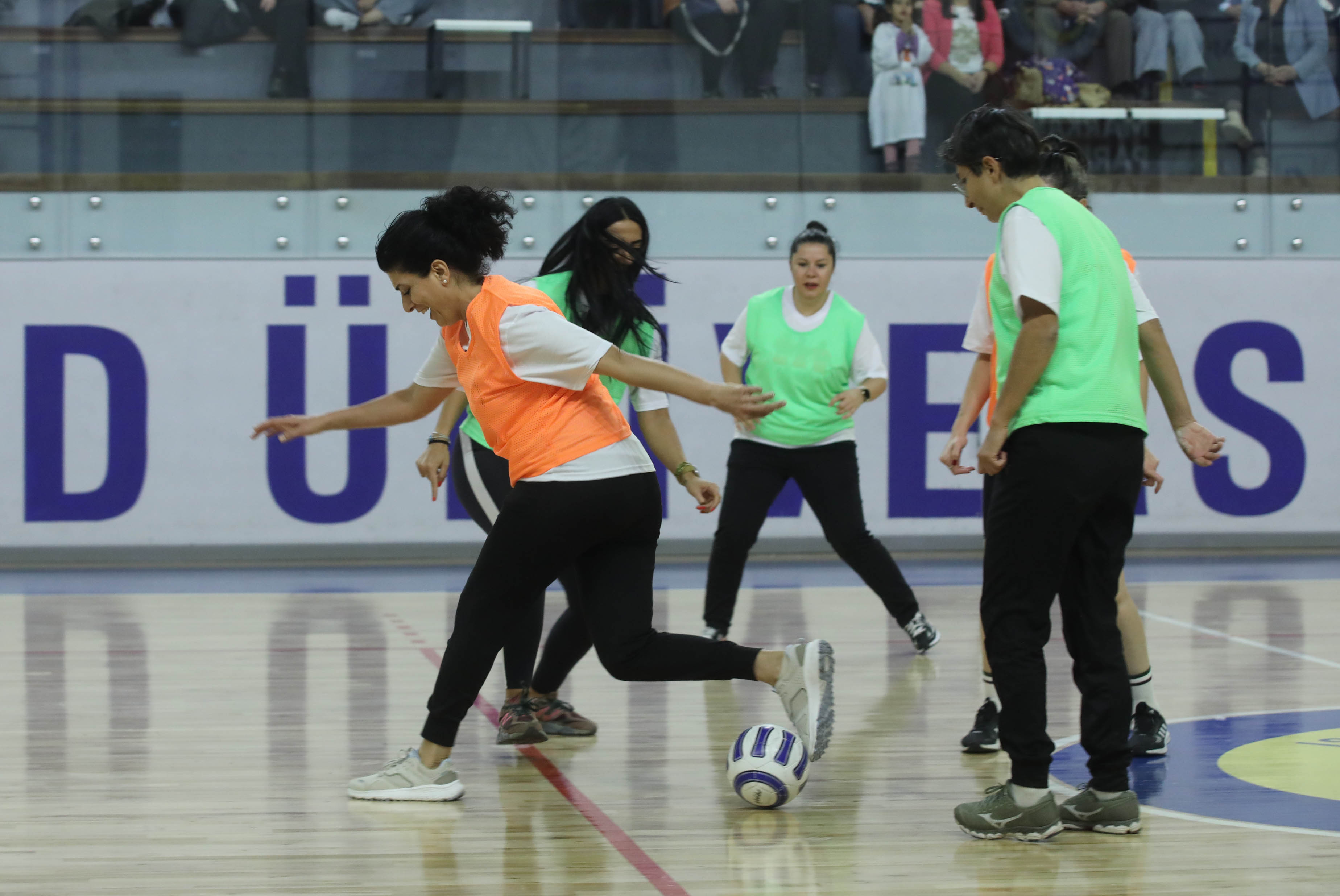 2024-11-20-kadin-ve-aile-hizmetleri-futsal-dostluk-maci-8.jpg